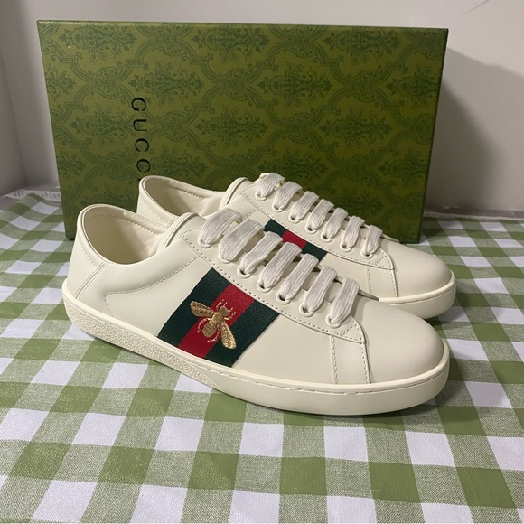 Gucci Cream Sneakers with Red and Green Accents - Picture 3 of 8